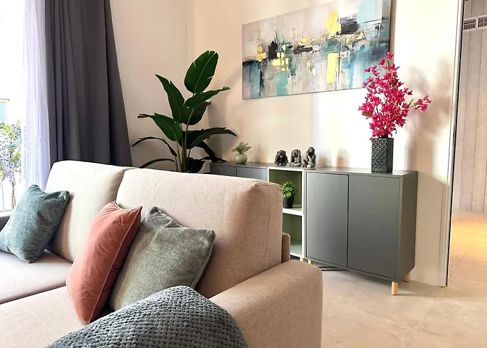 In Luxury Complex With Amazing Resident's Pool *